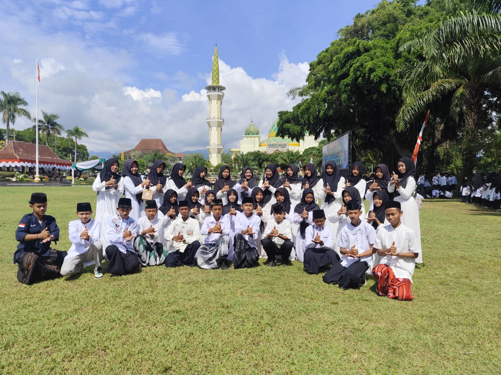 Arjuna Srikandhi Pramasa Mengikuti Upacara Hari Santri 2025 di Alun-alun Magetan