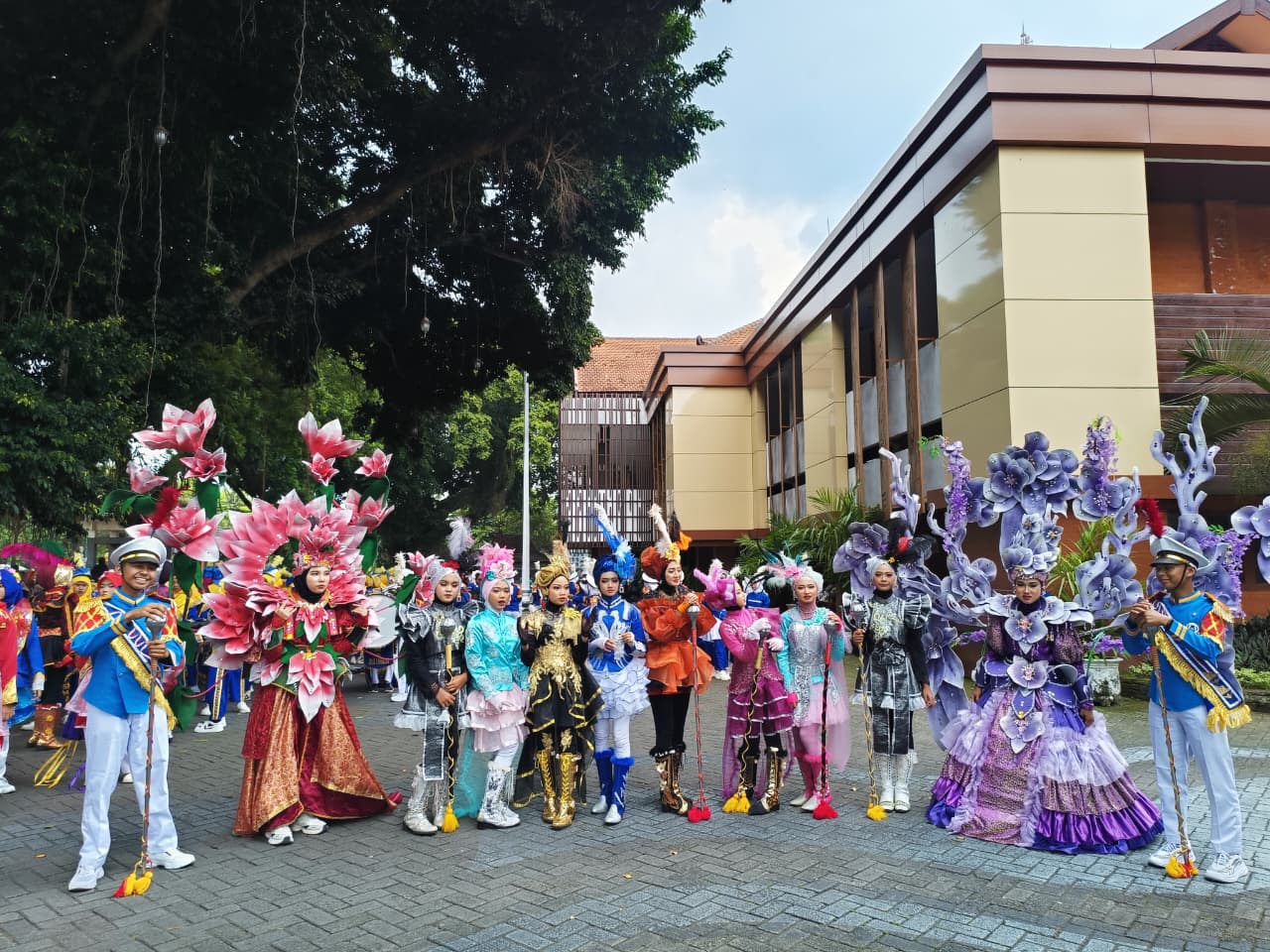 Diguyur Hujan, Drumband MTsN 5 Magetan Tetap Tampil Maksimal